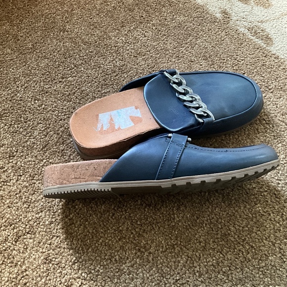 Size 8 Vionic Blue Mules - Picture 3 of 3